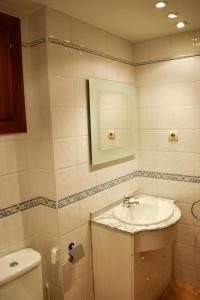 La salle de bains est pourvue d'un lavabo et de toilettes. dans l'établissement Duplex con vistas en Benasque, à Benasque