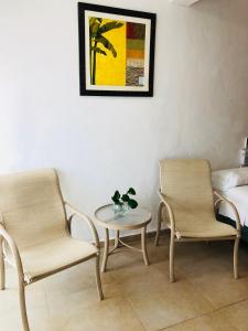 2 sillas y una mesa en una habitación en Condo Mar Arena en Playa del Carmen