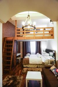 ein Schlafzimmer mit einem Etagenbett und einem Sofa in der Unterkunft Mala Sava Apartmani in Belgrad