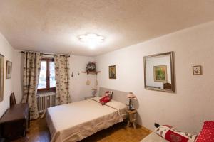 1 dormitorio con 2 camas y sofá en JOIVY Flat for 6, in the Historic Town Pré-Saint-Didier, en Pré-Saint-Didier