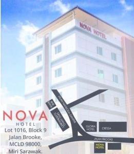 une affiche d'un hôtel avec un bâtiment dans l'établissement Nova Hotel Miri, à Miri