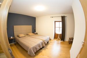 1 dormitorio con 1 cama grande en una habitación en Ferme Château de Laneffe en Laneffe