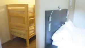 een slaapkamer met een stapelbed bij Le Prieuré in Saint-Dalmas-de-Tende