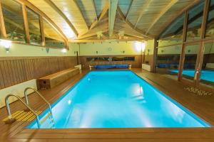 a swimming pool in a building with a roof at Hotel Boutique El Quinto in Castro