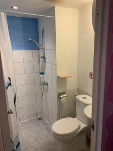 een kleine badkamer met een toilet en een douche bij WOLKE Bellevue comfort Apartment in Bandung