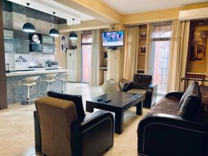 een woonkamer met een bank en een tafel bij Lilika Apartments on Meskhishvili in Tbilisi City