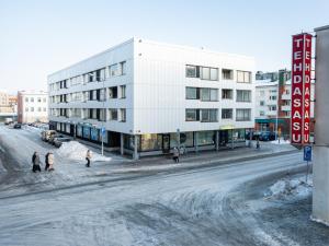 ロヴァニエミにあるApartment Laura A6の雪歩きの人々の並ぶ道