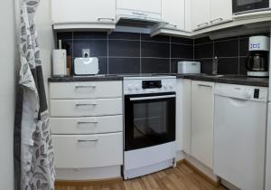 ロヴァニエミにあるApartment Laura A6の白いタイルのキッチン +13枚の写真