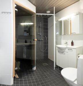 ロヴァニエミにあるApartment Laura A6のシャワー、洗面台、トイレ付きのバスルーム