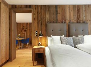 Postel nebo postele na pokoji v ubytování Löwen Hotel Montafon
