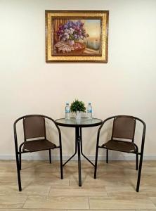 a table with two chairs and a picture on the wall at Palace in Umanʼ