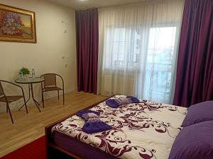 um quarto com uma cama, uma mesa e uma janela em Palace em Uman