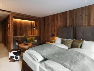 Postel nebo postele na pokoji v ubytování Löwen Hotel Montafon