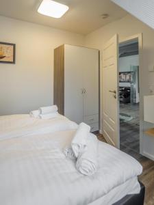 ヴェルニゲローデにあるLuxuriös Ferienwohnung über Wernigerodeのベッドルーム1室(ベッド2台、タオル付)