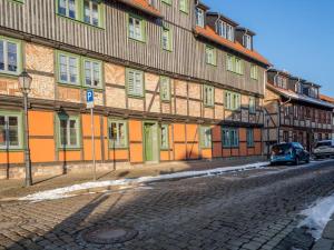 ein großes Gebäude mit einem davor geparkten Auto in der Unterkunft City Apartment über Wernigerode in Wernigerode