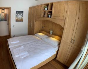 Postel nebo postele na pokoji v ubytování ILIA House