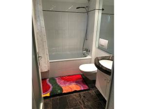 La salle de bains est pourvue d'une baignoire, de toilettes et d'un lavabo. dans l'établissement Som Barnagn 7, à Savognin