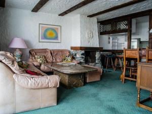 ein Wohnzimmer mit einem Sofa und einem Tisch in der Unterkunft Haus Viols 54 in Savognin