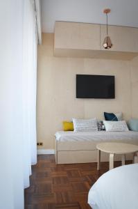 - une chambre avec un lit et une télévision murale dans l'établissement Appartement design avec terrasse, à Paris