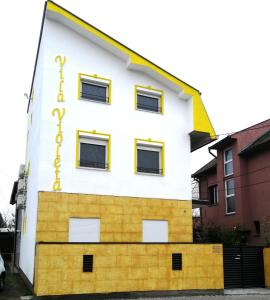 Un edificio che sembra una casa di Vila Violeta a Šabac