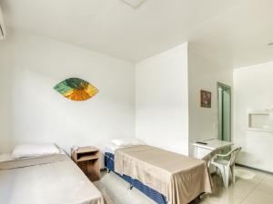 - une salle d'hôpital avec 2 lits et un miroir dans l'établissement Hotel Traveling, à Passo Fundo