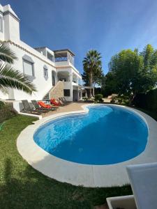 Bazén v ubytovaní Luxury Villa Marbella with nice garden, Pool and Jacuzzi BY Varenso Holidays alebo v jeho blízkosti