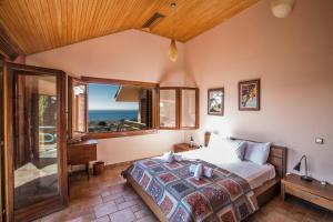 een slaapkamer met een bed en uitzicht op de oceaan bij Villa Othelo in Ayia Napa +22 foto's