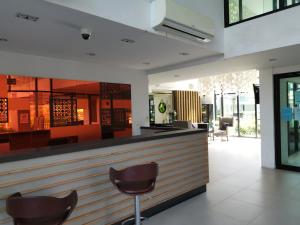 プーケットタウンにある4 Floor - Centrio Condominium in Phuket townの革張りのスツールが備わるレストランのバー