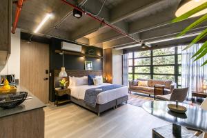 Postel nebo postele na pokoji v ubytování Factory Lofts Hotel