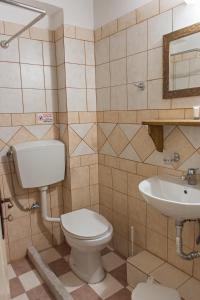 a bathroom with a toilet and a sink at Guesthouse Gonia in Mikro Chorio
