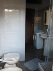 Maison Jasmine في أَويستا: حمام مع مرحاض ومغسلة