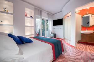 a bedroom with a white bed and a sink at Aquae Romanae Piazza Lauro in Sorrento