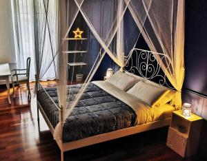 a bedroom with a bed with a canopy at Ricordi di Viaggio, maison retrò in Trieste