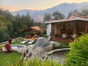 una casa con un estanque en el patio en Casa Pukayaku Lodge, en Caraz