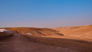 Eine unbefestigte Straße mitten in der Wüste. in der Unterkunft Camp Cameleon in Marrakesch