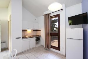 Kuchyň nebo kuchyňský kout v ubytování Village de vacances Paese di Lava, Grand Ajaccio