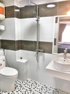 un bagno con un water e un lavandino di Hoang Vu Guest House a Da Lat