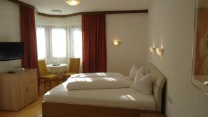 Giường trong phòng chung tại Landhaus Klausnerhof Hotel Garni