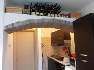 a kitchen with a brick arch over the door at Villa Oliveto apartments in Oliveto Lario