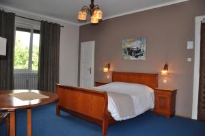 Postel nebo postele na pokoji v ubytování Hôtel-Restaurant A La Couronne