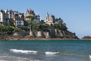 a group of houses on an island in the water at L'Escale Dinard in Tréméreuc