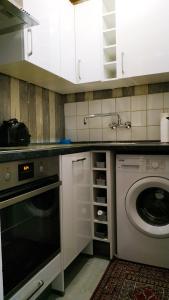 una cucina con lavatrice e lavatrice di Your2ndhome-3 a Sindelfingen