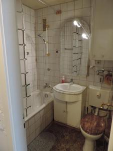un bagno con lavandino, WC e vasca di Your2ndhome-3 a Sindelfingen