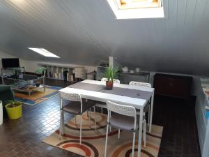 聖地亞哥－德孔波斯特拉的住宿－Apartamento en vivienda unifamiliar, con plaza de garaje，天花板的房间配有一张白色的桌子和椅子