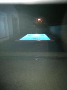una piscina blu in una camera buia di la maison du saunier a Salin-de-Giraud