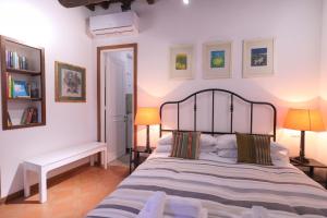 um quarto com uma cama com 2 candeeiros e um espelho em Lovely Navona Apartment em Roma