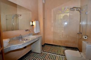 Ένα μπάνιο στο Riad Al Ansari