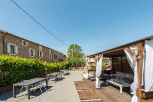 a group of tables and benches in a patio at Au Paradis Cathare in Fraissé-des-Corbières