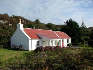 a small white house with a red roof at Tigh-na-Mara in Lochinver