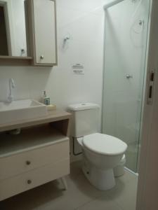 Phòng tắm tại Bombinhas Centro, apartamento 02 dorm, ótima localização